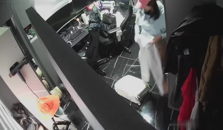 黑客破解网络摄像头偷拍 颜值超高的大奶美女工作室脱光光换衣服这种身材的美女能操一次一辈子都满足了