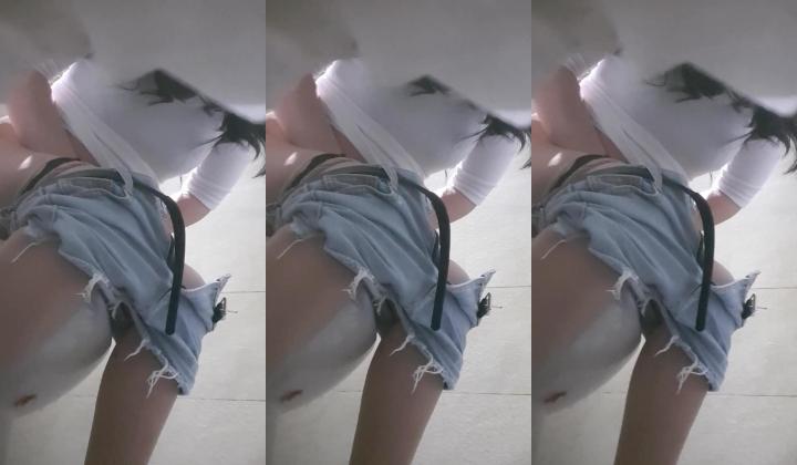 高手潜入夜店躲藏女厕障碍物做掩护现场实拍各种丝袜蕾丝内裤大长腿美眉方便气质不输明星美女先吐后尿