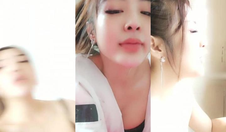 高颜值美女行走中的骚逼，丝袜情趣逼逼菊花都可插，淫声浪语不断，从卧室到浴室到阳台，抽插骚逼流白浆自己舔，看窗外自慰刺激