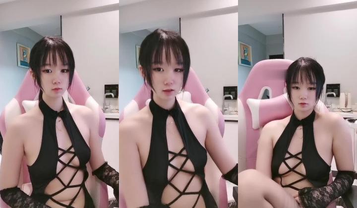 高冷颜值妹妹！外表文静呆萌！情趣装性感诱惑，掰开一线天肥穴，特写按摩器震动，粗大假吊抽插，娇喘呻吟