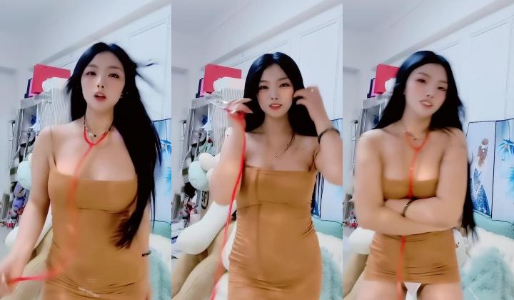 青春无敌，抖音风艺校美少女【杨晓花】定制福利，露脸露点，各种热门BGM裸舞
