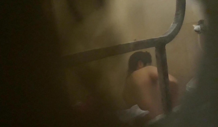 偷拍女生在家里洗澡