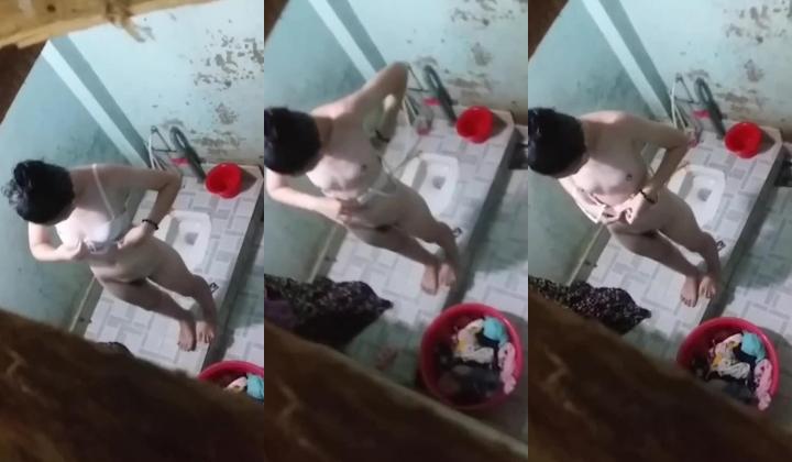 偷拍表妹脱光衣服洗澡，咪咪那么小还戴胸罩,真是不知道节俭