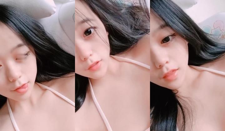爆乳卡哇伊萌妹，小背心豹纹丁字裤，一流身材，你们快来日我，特写揉搓无毛骚穴，跳蛋震动搞得湿湿