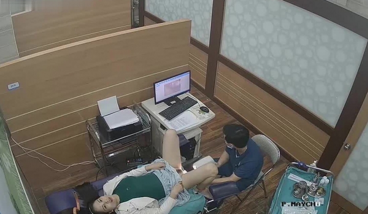 《妇产科监控破解》多位美女少妇张开大腿让医生又抠又摸检查阴道