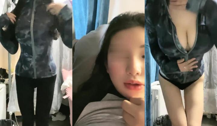 最新，南京上学，真实校园宿舍，【大二学妹】。胸围34D，馒头粉逼，可以空降线下约，舍友在旁边，极