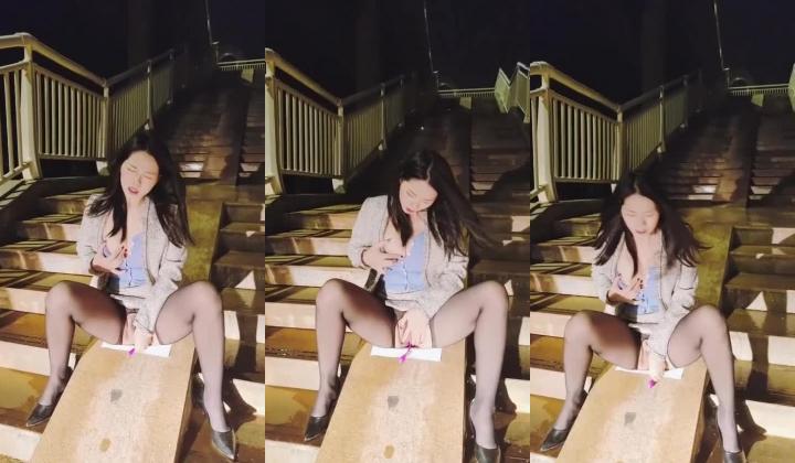 少妇+黑丝+户外，三重门的快乐，淫荡的午夜，你能扛得住吗不射吗