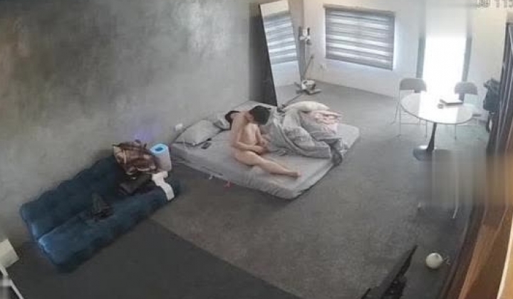 黑客破解家庭网络摄像头偷拍住毛坯房的年轻情侣疯狂做爱有时一天做爱几次
