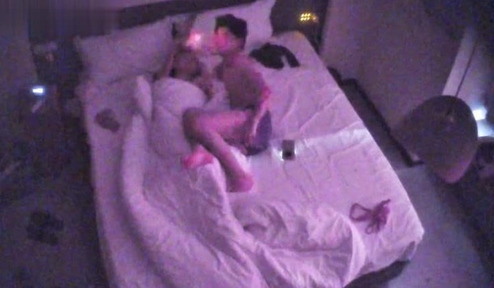 酒店上帝视角偷拍身材苗条的美女被年轻小伙后入床边前操搞完妹子去洗澡拿她的内裤套头上