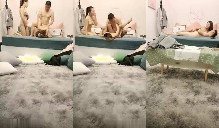 【野狼出击老王回归】酒店偷拍双飞漂亮妹子，老王再现经典抱人高潮摔床，刺激劲爆雄风依旧