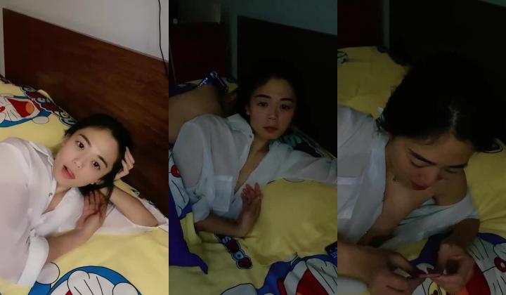 真实良家人妻，【欲求不满小少妇】，中年夫妻的居家日常，颇有几分姿色，和老公依旧干得火热
