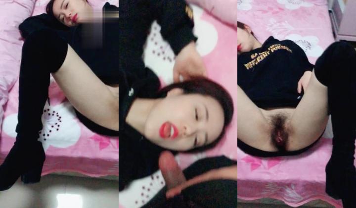 轻熟女更有味道，是个男人都想操！今天晚上肏到少妇下面逼逼红肿，还想艹，可怜哦，只能用嘴巴了，小嘴也很会来活儿！