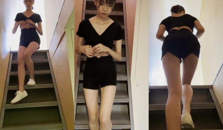 《重磅 模特私拍 泄密》学院派系列 极品长腿清纯大学生美眉私拍~换衣服时被偸拍~摄影师加钱对着美腿撸一发