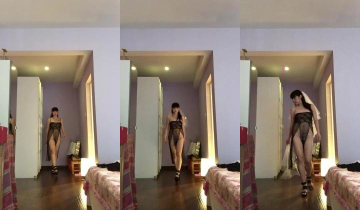 骚艳风韵熟女在家闲得蛋疼，浓妆艳抹走起了T秀。这骚模样 很有韵味，好想狠干的熟女！