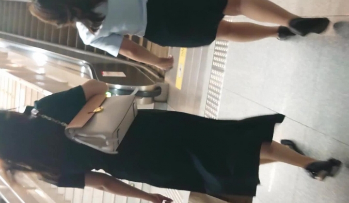 魔手 外购流出《撩裙、露毛、靓妹美少妇》高颜值丁字裤靓妹 丁字裤长毛毛美女