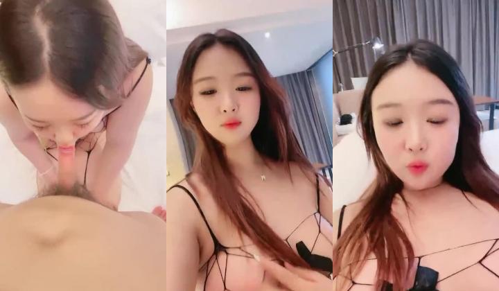 穿情趣装的大屁股小母狗，全程露脸让大哥抠逼吃鸡巴