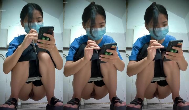 正面全景商场女厕逼脸同框偸拍超多年轻小姐姐小少妇方便，发现稀有极品正宗一线天馒头笔，真的好看