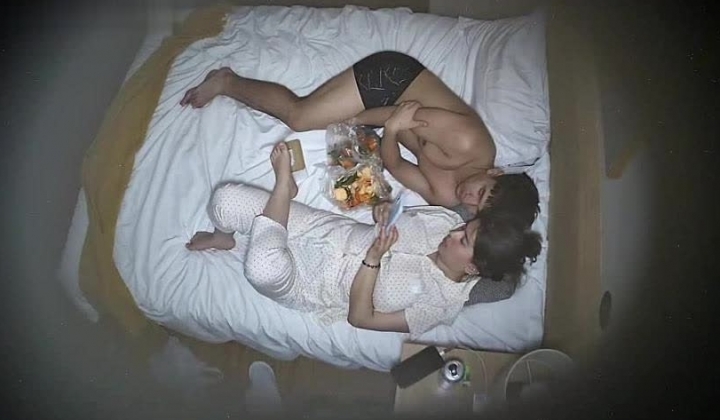 酒店连续两天入住的情侣婴儿肥大胸美女让黑皮男人揉大奶操穴