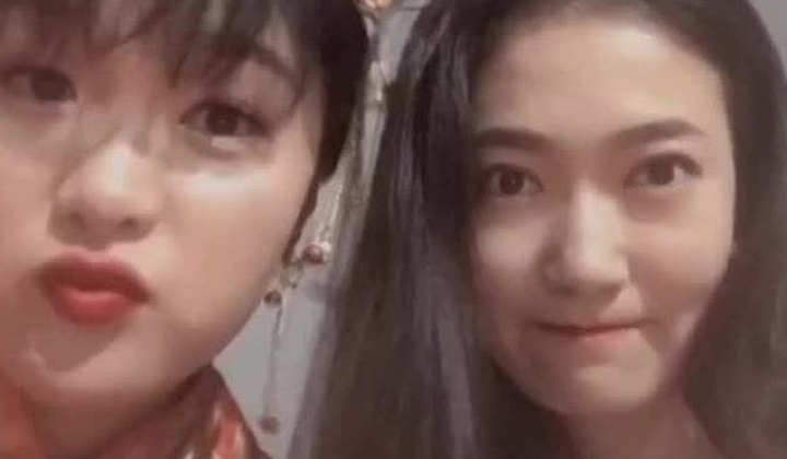高颜值极品反差婊，帮富少爷舔鸡巴，啊宝贝你舔的我好爽好舒服，太棒了~