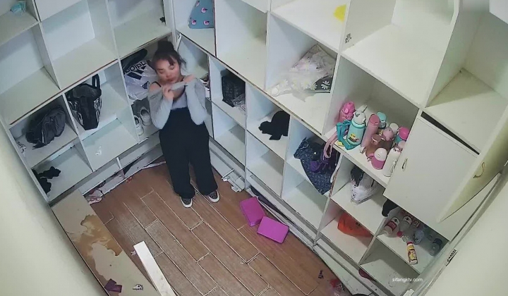 舞蹈班《监控破解》偷拍多位美女学员后台换衣服