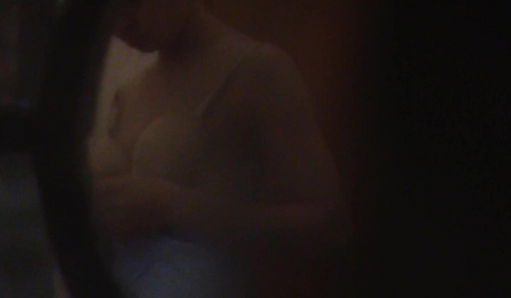 某高校女宿舍窗外偷拍好几个女学生洗澡,学校真抠门舍不得给女生宿舍装窗帘