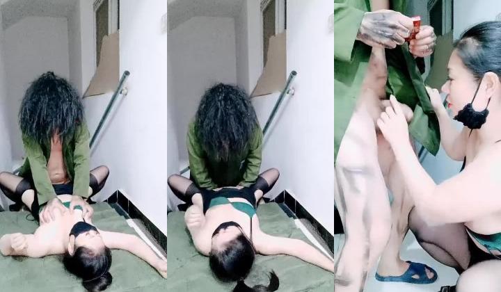 剧情演绎要命的嫂子楼道里勾引要饭的傻子，揉奶玩逼口交大鸡巴，让傻子舔逼揉奶爆草，无套抽插内射中出刺激