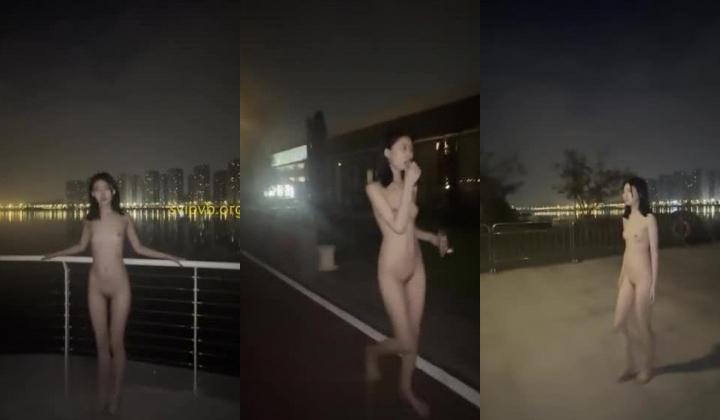 西蒙工作室-濑濑-苗条文静眼镜美少女各种户外场景大胆露出，天桥，江边，公园里，在人来人往的地方全裸露出，好刺激，差点被发现了~