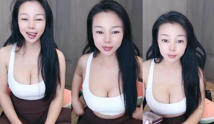 极品美少妇，【唯美包子】，明星脸高颜值，这对大奶子实在让人流口水，还给大家来上一段芭蕾舞