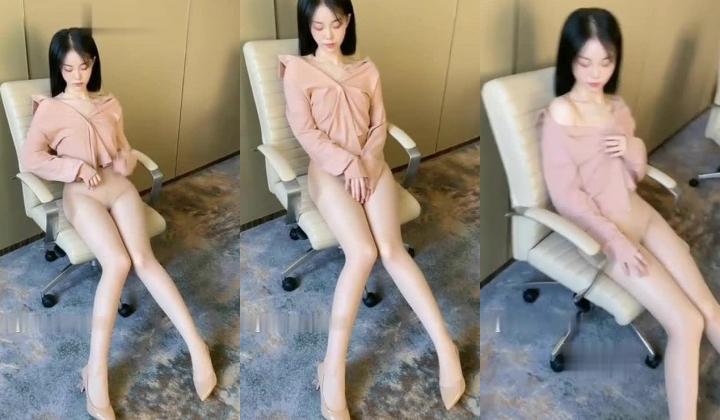 美术老师兼秀人网女神模特【一颗甜蛋黄a】土豪私人订制露三点假屌自慰反差类型的宝藏女孩