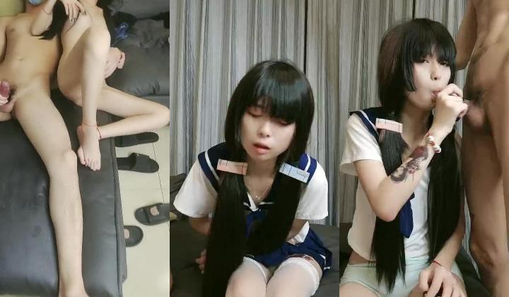 纹身少女跟两个小哥哥玩3P，露脸被小哥在床上各种抽插爆草玩弄骚穴，口交大鸡巴把自己都累换了还不被放过