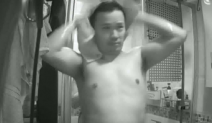 房东出租屋浴室偷装设备偷拍 合租年轻情侣洗鸳鸯浴互相搓澡给对方擦拭