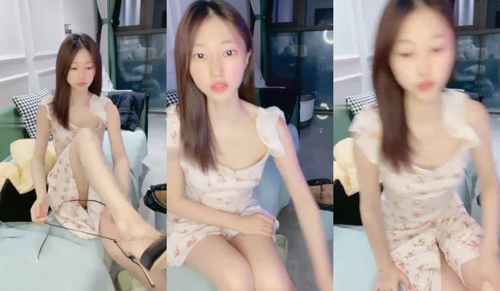 一线城市 某公司人事白领【小白呀呀】办公室里逼太痒 排气！