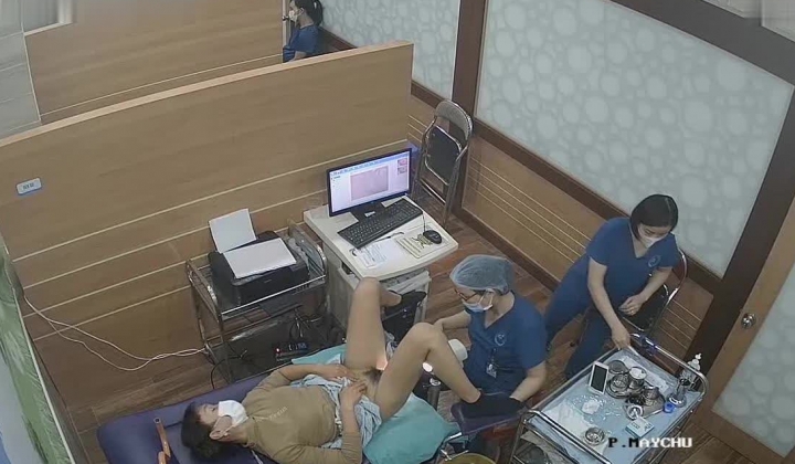 《妇产科监控破解》多位美女少妇张开大腿让医生又抠又摸检查阴道