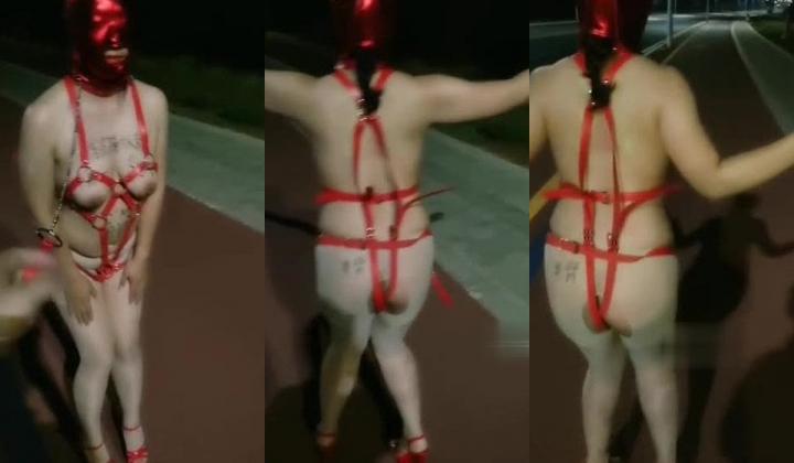 【极品反差婊子】牛语文老师各种调教喝尿，被我后入猛操边跟老公电话用重庆话聊天，啊啊啊我肚子不舒服不说了阿！
