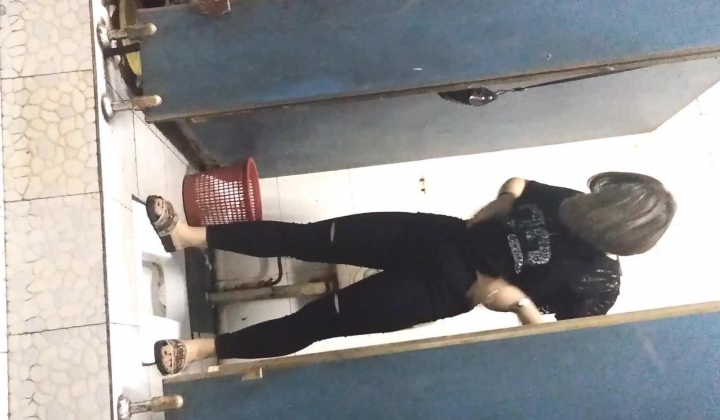 男扮女装淡定坑神国产无门女公厕当面对着拍有年轻漂亮美女有良家少妇有熟女多个年龄段