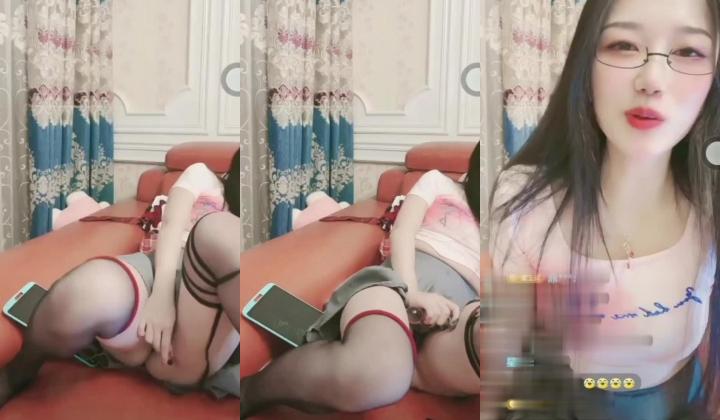 抖音小网红女神 稀有玩法 穿着牛仔裤户外喷尿 直播间上演喷泉 为什么她这么浪还这么多淫水