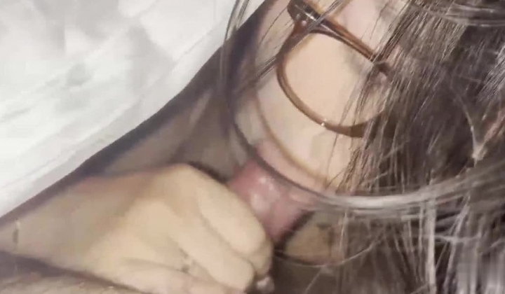 天上飞机最快，地上眼镜最骚，极品颜值小情侣私拍泄密流出，清纯眼镜娘小姐姐被男友口爆深喉 爆操