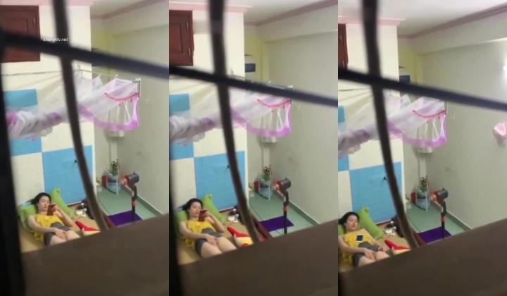 稀缺资源 ️窗外门缝偷窥几个寂寞小姐姐自慰 看表情是高潮了