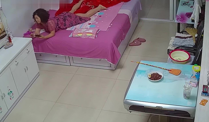 黑客破解偷拍 上了年纪中年妇女性欲还那么旺盛 一边看小黄片一边用按摩棒自慰