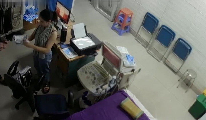 黑客破解医院妇科监控摄像头偷拍 男医生做B超阴超磨蹭温柔插入眼镜少妇不好意思看