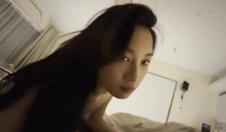 云盘高质露脸A级泄密，大学美女男生寝室做爱，被男友调教成小母狗全裸勇闯男厕所，主打真实刺激