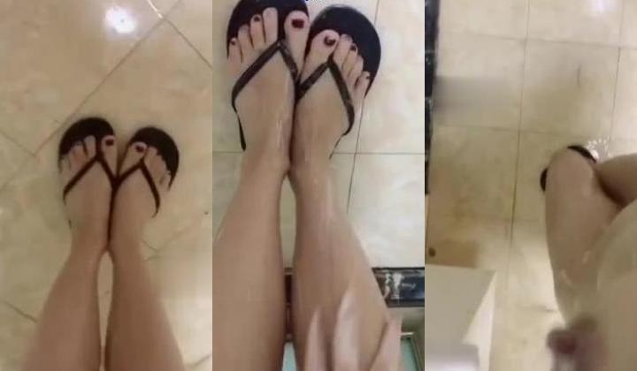 穷人女神富人母狗，颜值气质天花板奶茶【你的阿莓】土豪定制，自抠放尿大姨妈洗澡各种展示极度反差