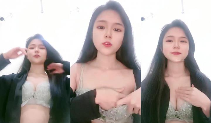 新晋清纯校花学妹~【罗曼蒂】开裆丝袜，真空包臀，道具抽插！小美女嘟嘟嘴，貌美如花收获粉丝众多