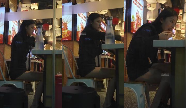 文和友偷拍 ️超短裙美女吃火锅..屁股直接露在外面..跟进店里拍裙底这性感屁股蛋真想摸一把