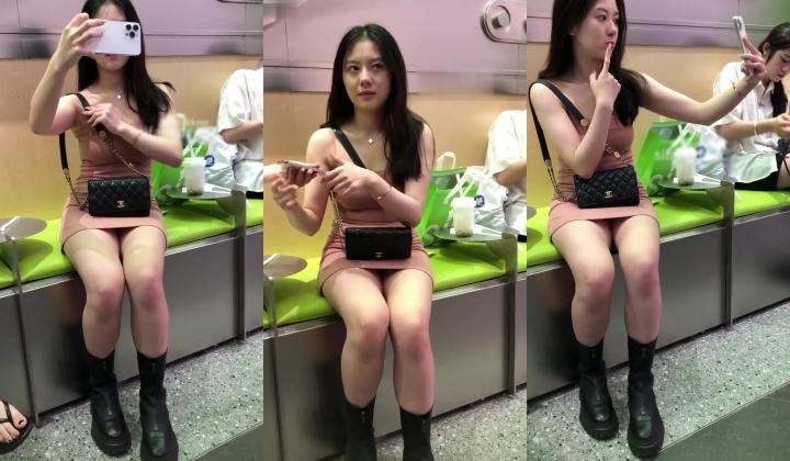 超高神似关之琳的小美女在和闺蜜买奶茶臭美的蹲下自拍给大家看内裤