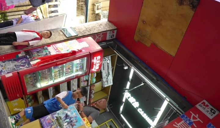 大神空城原创大街尾随抄底手拿房产证的镂空短裙骚妇红色情趣透明骚丁露逼爆毛非常让人鸡动