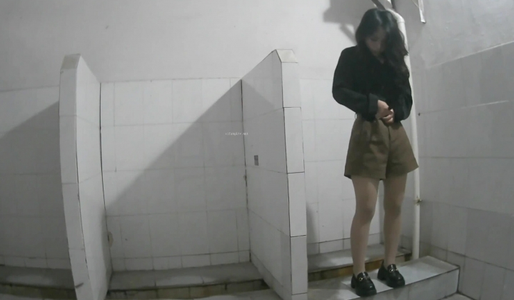 小镇农贸市场无门公厕偷拍多位美女少妇嘘嘘