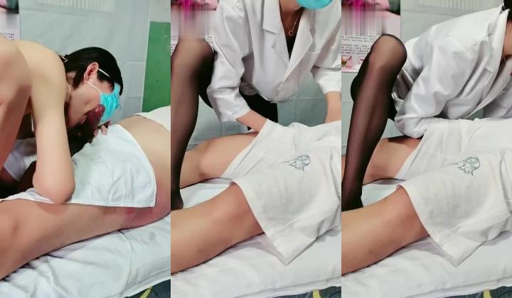 生殖美疗专场，女技师爆草男顾客，按摩大鸡巴弄硬了就舔，垫上毛巾漏出个鸡巴主动上位爆草抽插把鸡巴干软