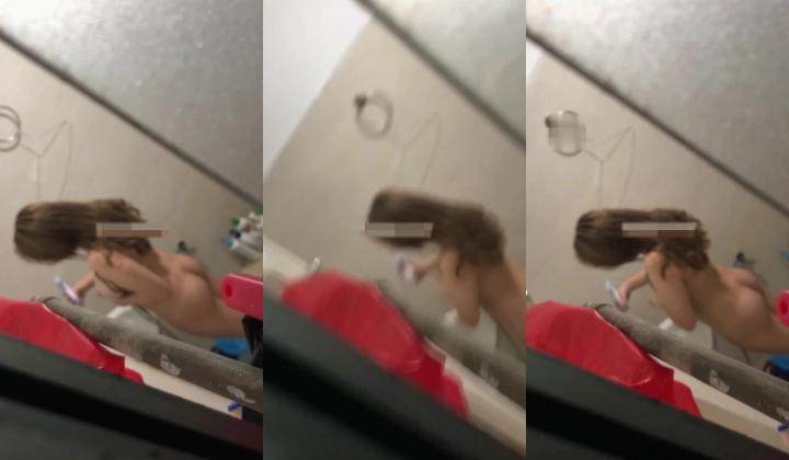 偷拍到一个女主播给粉丝直播自己洗澡,榜一大哥连刷了三个火箭才给看了奶子,我啥都没刷却看光了她全身