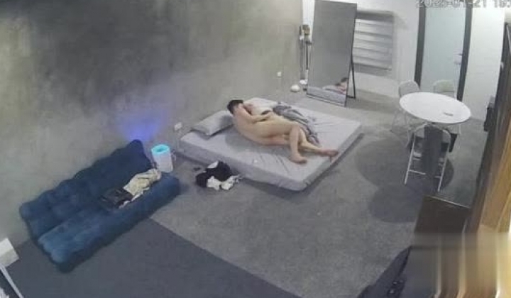 黑客破解家庭网络摄像头偷拍住毛坯房的年轻情侣疯狂做爱有时一天做爱几次
